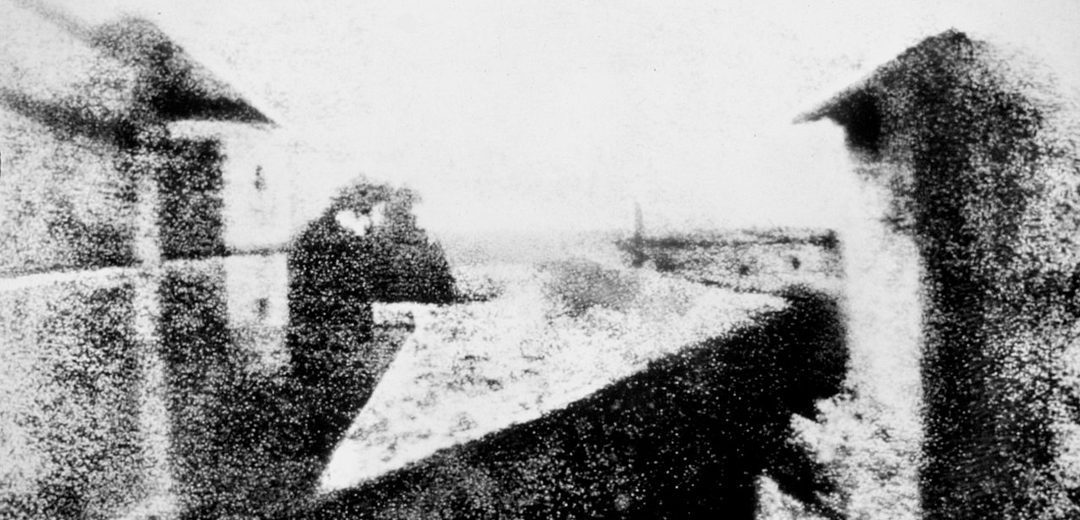 De oorsprong van foto gaat terug naar 1826, toen Joseph Nicéphore Niépce met licht gevoelige plaat een foto van zijn achtertuin maakte. 